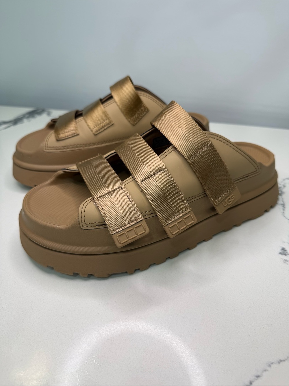 UGG Goldenglow Sandals Women's US 8 Dark Sand Round Toe Platform Slide